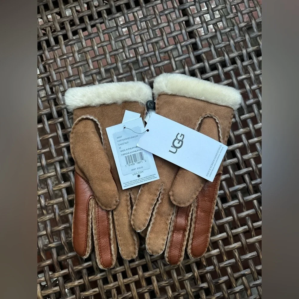 UGG Seamed Sheepskin Tech Gloves in Chestnut New with Tags!